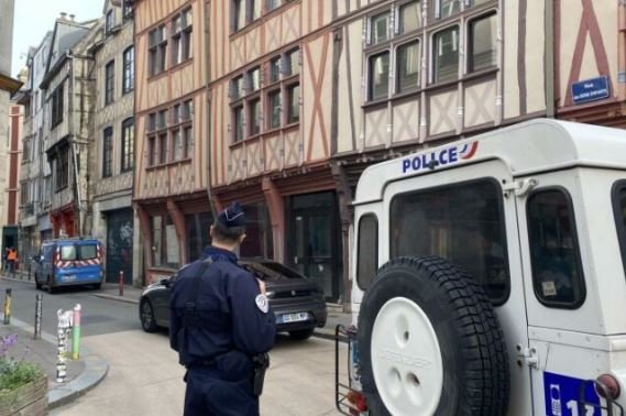 Policia franceze vret një burrë duke u përpjekur të  digjte sinagogën 