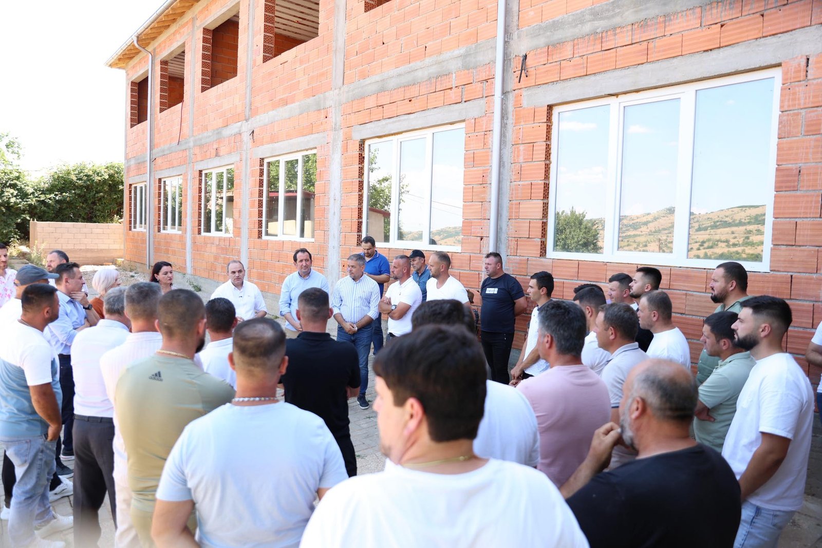 Banorët e Nerovës dhe mësimdhënësit falënderuan Qeverinë dhe VLEN in për zgjidhjen e çështjes së shkollës