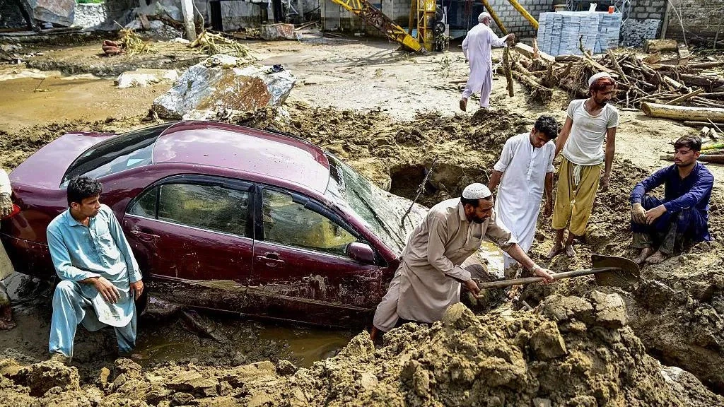 Më shumë se 200 të zhdukur nga përmbytjet në Pakistan