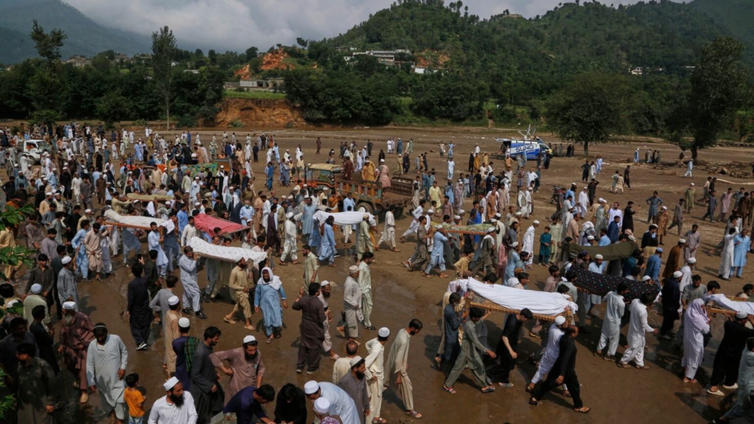 Mbi 300 viktima si pasojë e përmbytjeve  funerale masive në Pakistan 