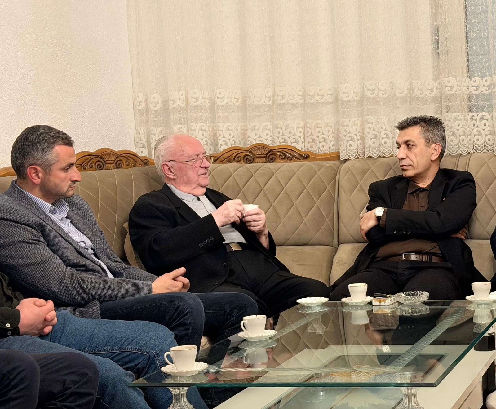 Dibër  Gëzim Ostreni pret në konak Mexhitin dhe Melën