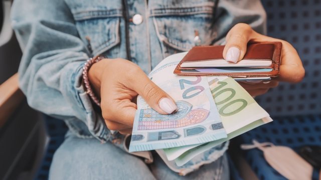 Banka Qëndrore Europiane  Familjet duhet të mbajnë para në shtëpi për emergjenca