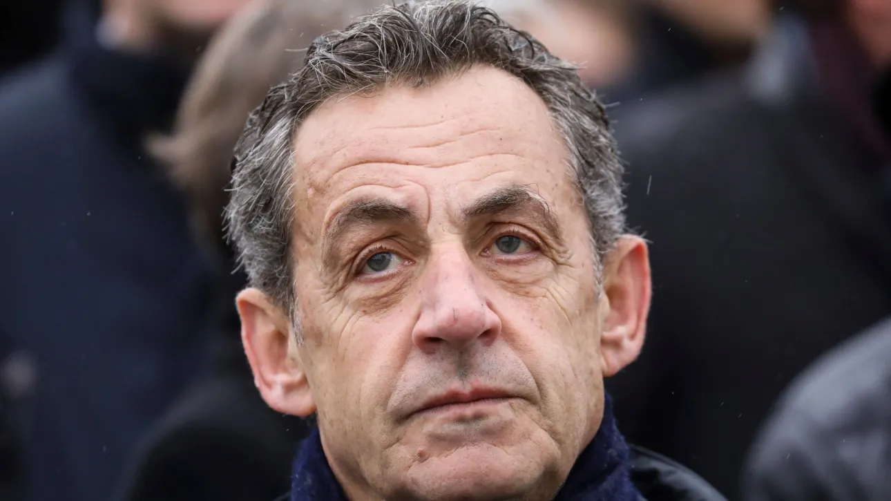 E lenë pa gjumë nga ulërimat  të burgosurit kërcënojnë dhe fyejnë ish presidentin Sarkozy