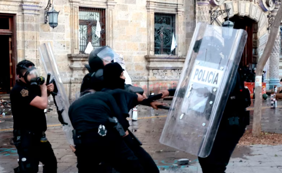 Përleshje në protestat kundër krimit në Meksikë  120 të plagosur