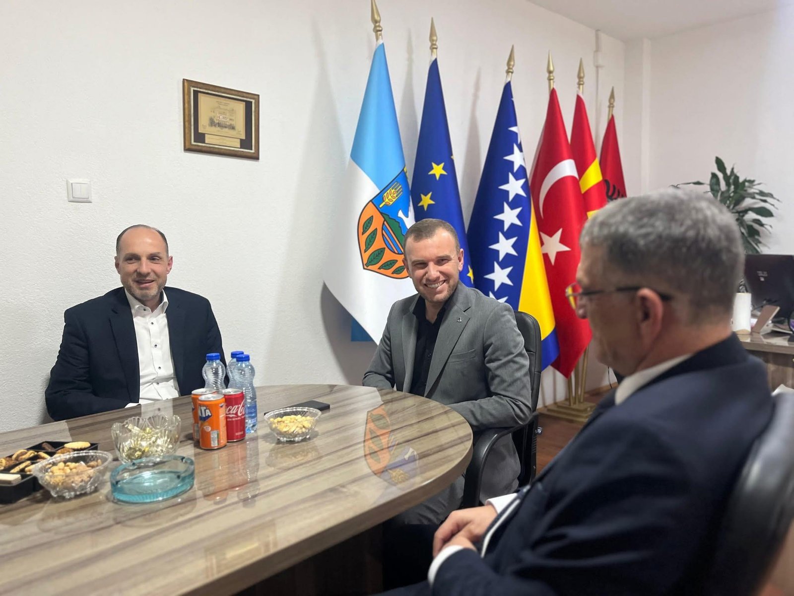 Ibrahimi dhe Murtezi vizitojnë kryetarin e ri të Dollnenit  Blerim Islamin