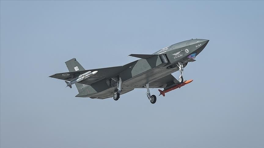Avioni ajror turk pa pilot  bëhet droni i parë në botë që qëllon raketa ajër ajër