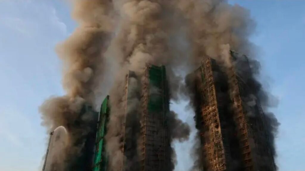 Rritet bilanci tragjik në Hong Kong  44 të vdekur  279 të zhdukur nga zjarri masiv