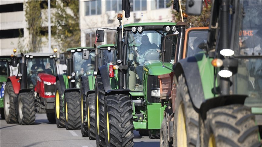 Fermerët në Greqi bllokuan trafikun në portin e Selanikut
