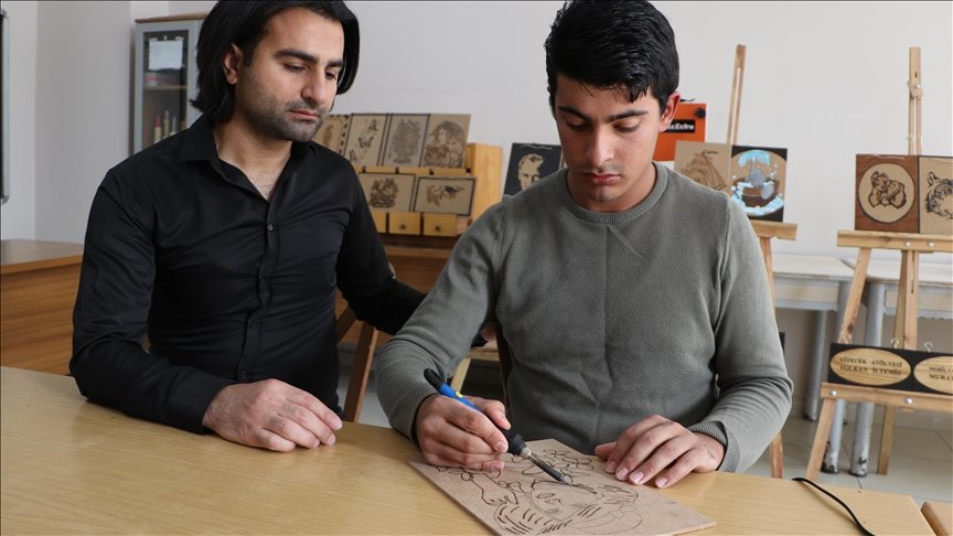 I riu me autizëm shfaq talentin e tij përmes artit të djegies së drurit