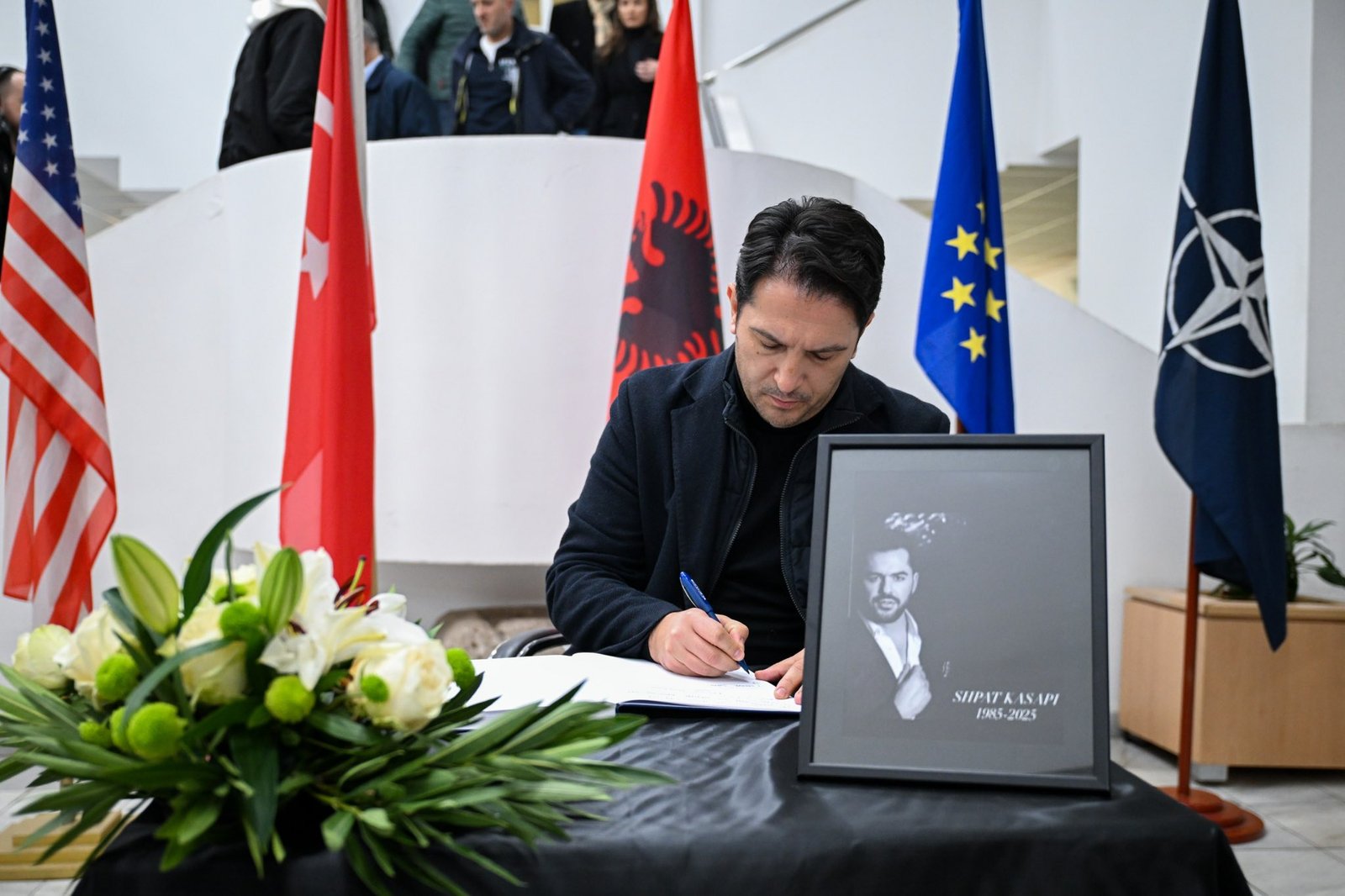 Bekim Sali nderon kujtimin e Shpat Kasapit  Një artist që la gjurmë të pashlyeshme në muzikën shqiptare