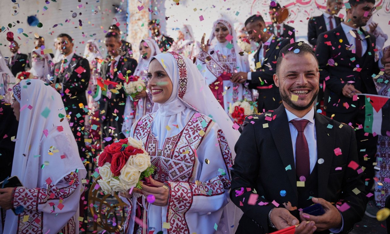  FOTO  Momente shprese në Gaza pas dy vitesh shkatërrimi dhe vdekjeje  Martohen mbi 50 çifte të reja