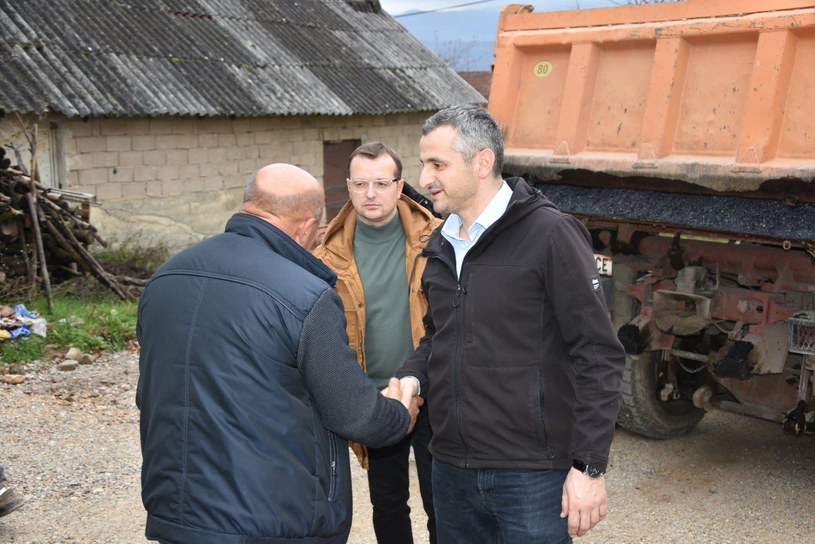 Kryetari i Dibrës Mela inspektoi punimet ndërtimore në tre rrugë lokale në Dibër