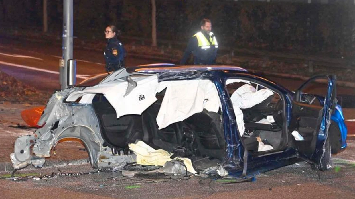 E rëndë në Gjermani  Si pasojë e aksidentit vetura ndahet në dysh  dy persona të vdekur