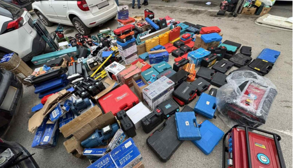 Konfiskohen qindra vegla pune  u kapën në një veturë me targa të Shkupit