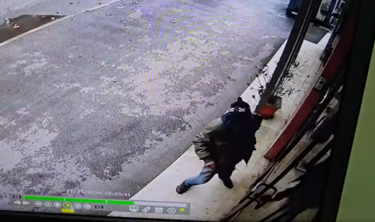 Tetë ditë paraburgim për 55 vjeçarin që theu me gur xhamin e Ambasadës Bullgare