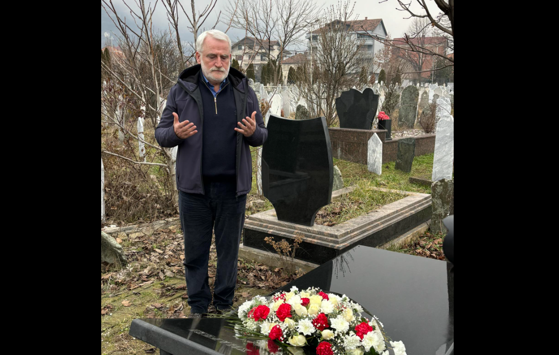 Menduh Thaçi bën dua te varri i Arben Xhaferit
