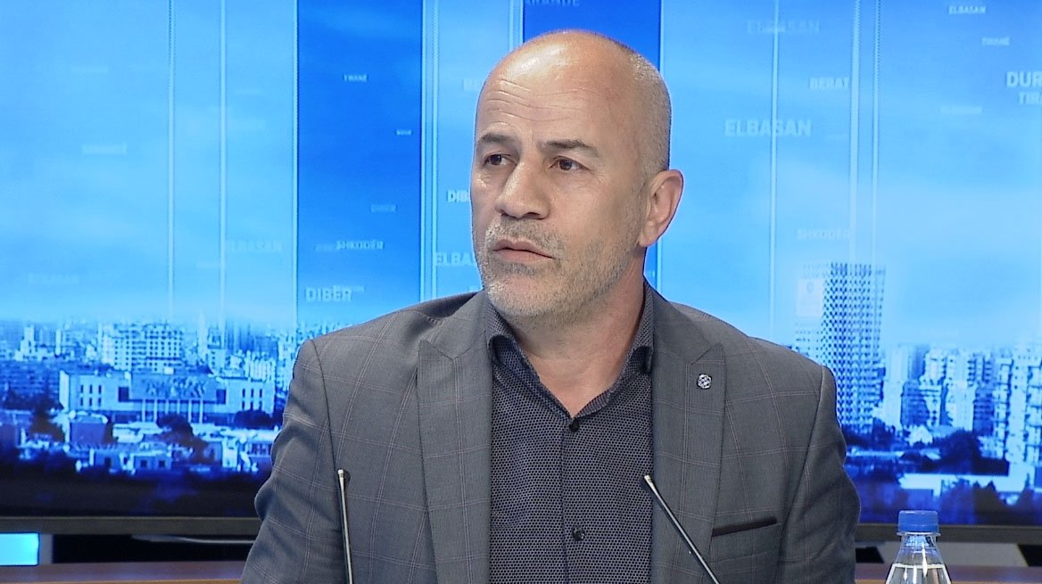 Në dhjetor 1990 u godit diktatura  por  djallëzorja mbeti gjallë