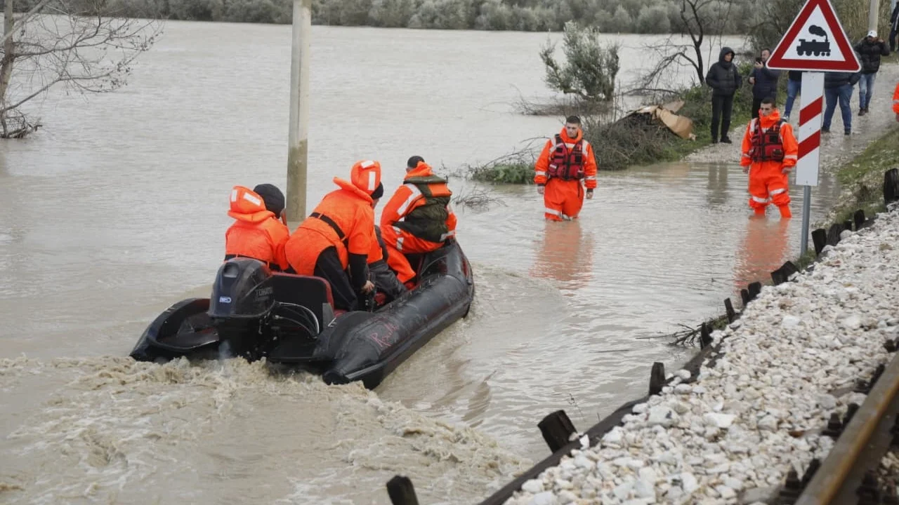 Mbi 13 mijë hektarë tokë e përmbytur dhe 1 587 banesa nën ujë në Shqipëri