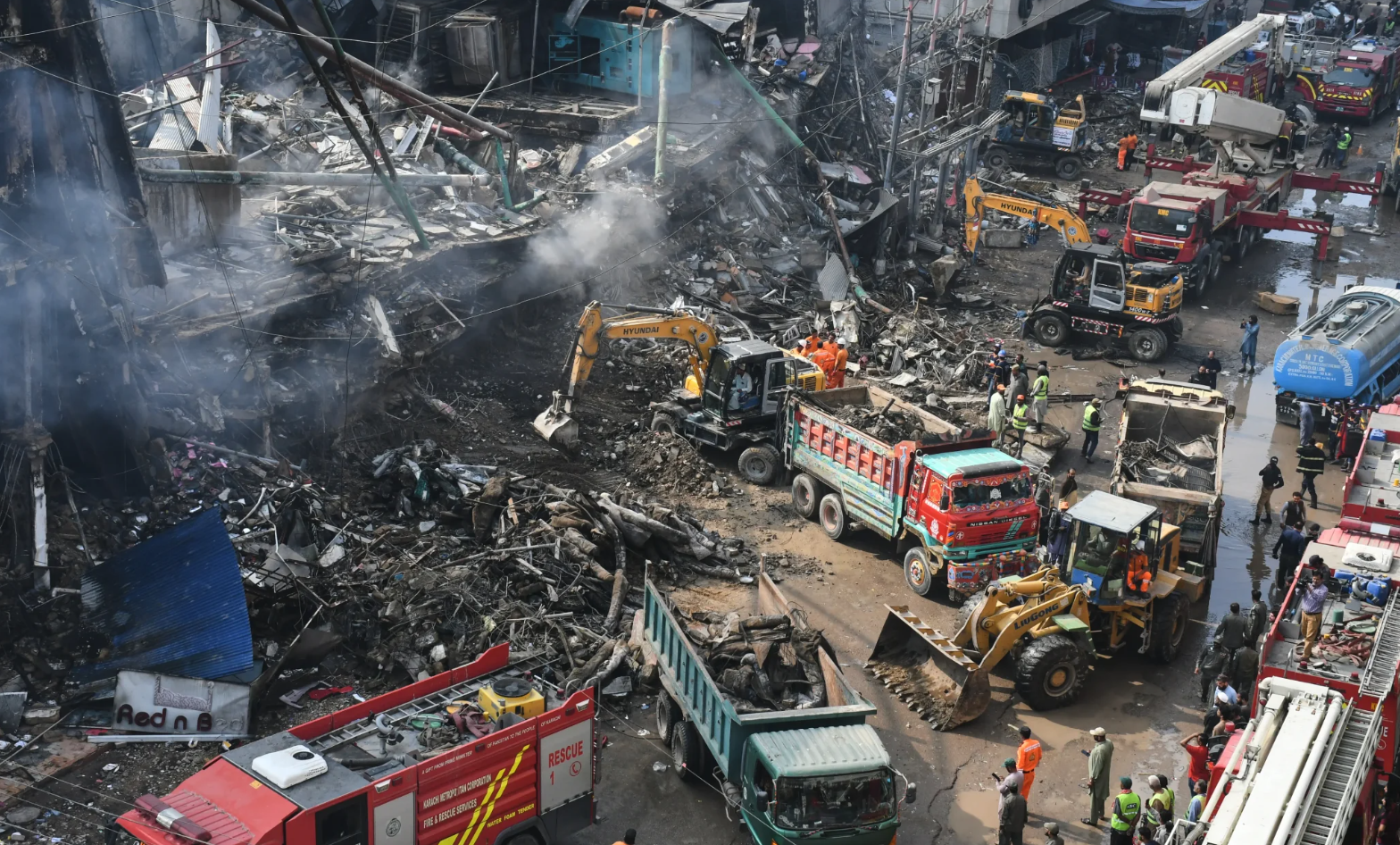 21 të vdekur dhe mbi 60 të zhdukur nga zjarri masiv në Pakistan
