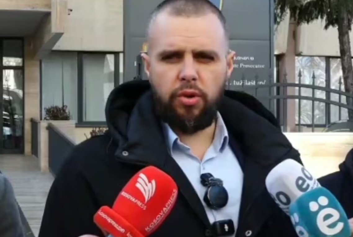 Avokati Bytyqi dorëzon kallëzim penal ndaj anëtarit të  Lëvizjes së Deçanit  për nxitje të urrejtjes