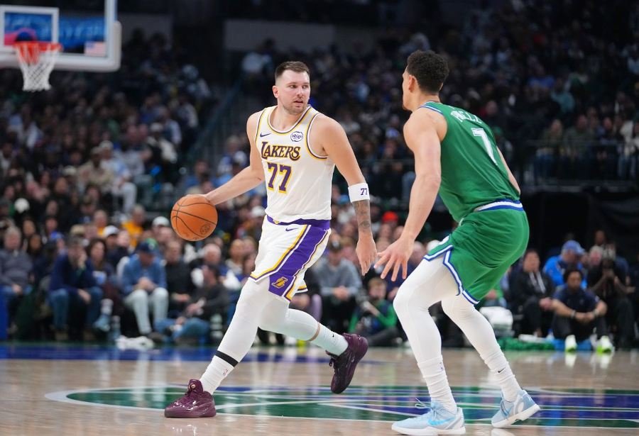 Lakers triumfon në udhëtim te Dallas
