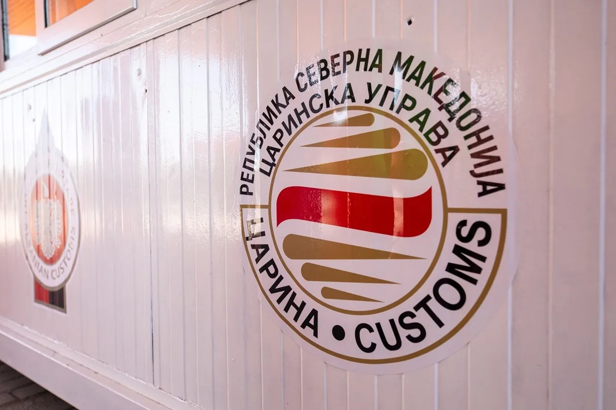 Dogana e RMV së sekuestroi deviza  ar  cigare  bizhuteri dhe shumë sende tjera