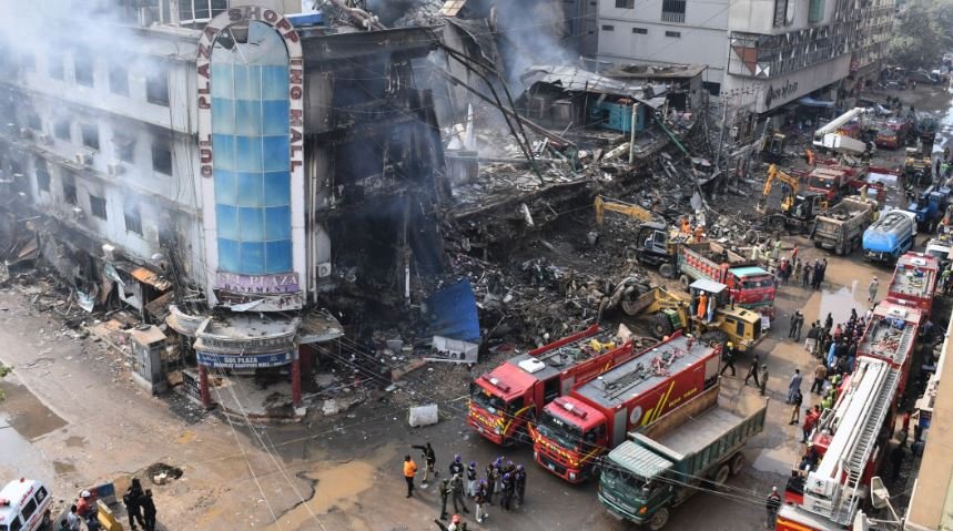 Rritet bilanci i zjarrit tragjik në qendrën tregtare në Pakistan  50 të vdekur  84 të zhdukur