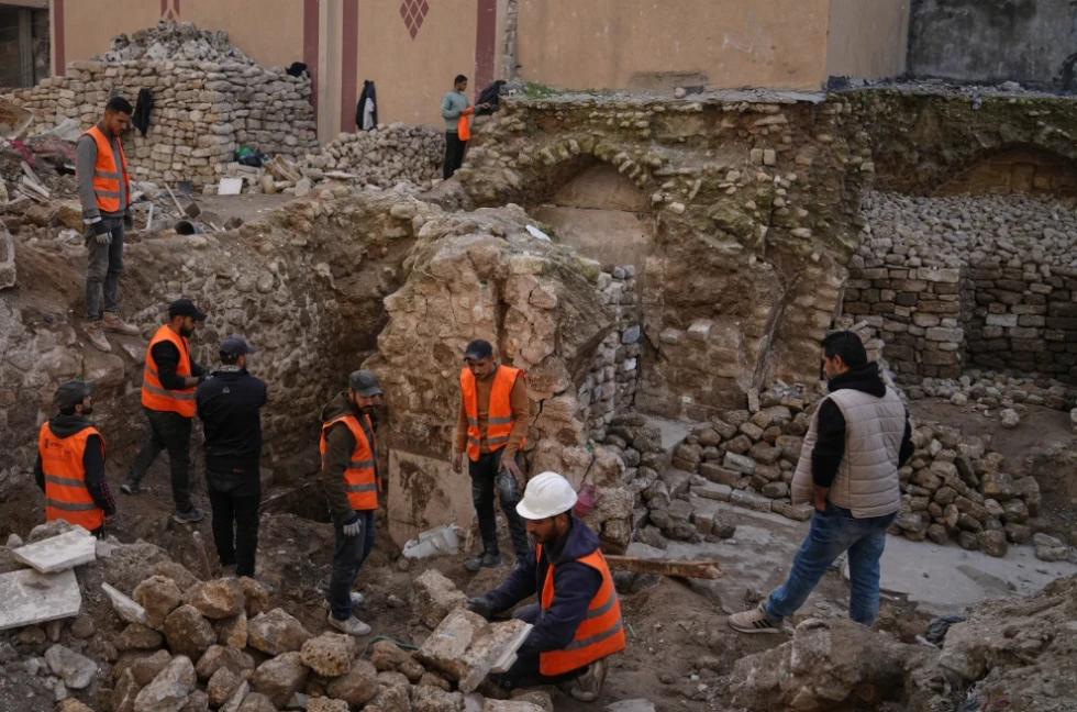 Vullnetarët e Gazës shpëtojnë dorëshkrime të rralla nga Xhamia e Madhe Omari