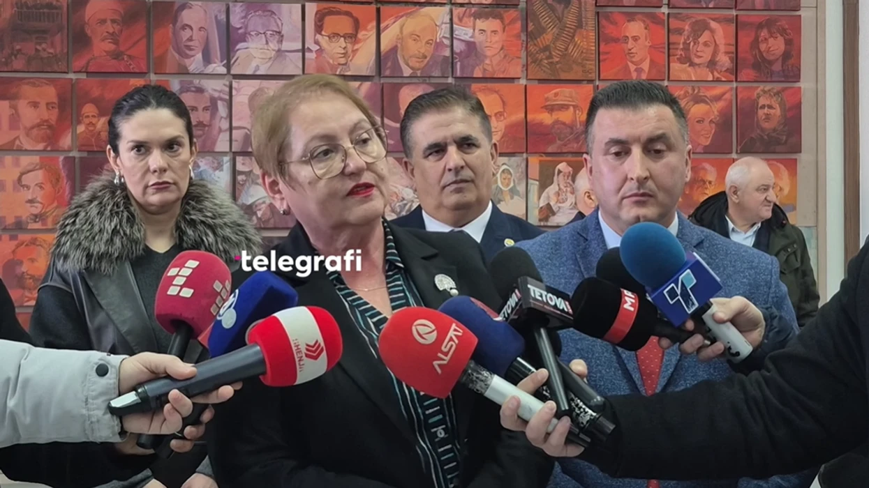 Janevska përplaset me gazetarët në Tetovë për gjuhën shqipe  Unë nuk duhet të kem përkthyes  ju duhet të flisni gjuhën maqedonase