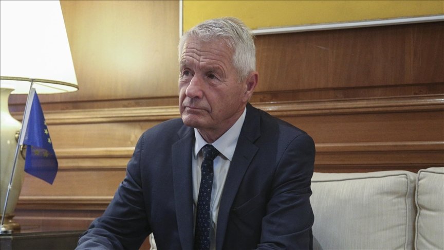 Policia bastis shtëpitë e ish kryeministrit norvegjez për shkak të lidhjeve me Epsteinin