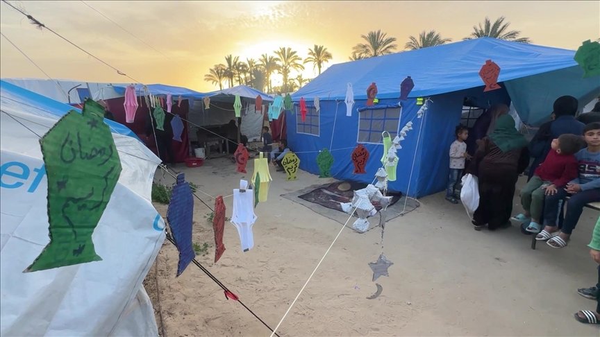 Palestinezët e zhvendosur në Gaza presin gëzimin e Ramazanit me dekorime  pavarësisht shkatërrimit nga Izraeli