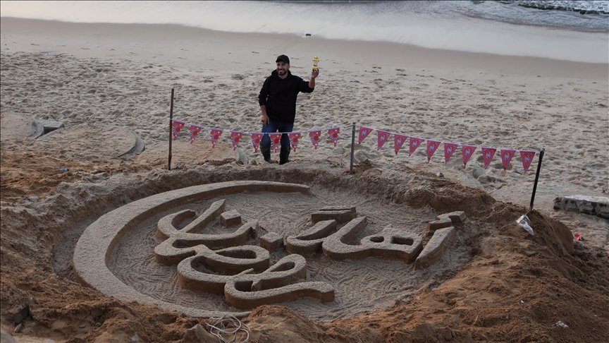 Artisti palestinez shkruan në bregdetin e Gazës  Mirë se vjen Ramazan 