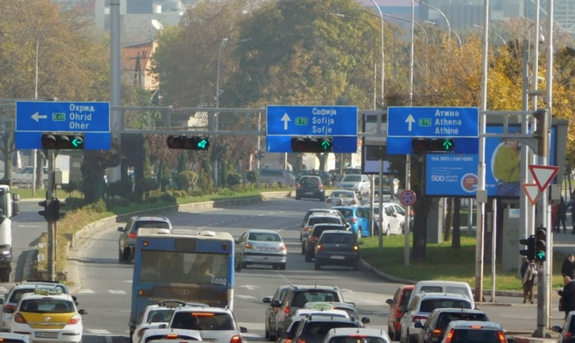 Kaloni në të gjelbër dhe bllokoheni në kryqëzim  Safe City  e regjistron dhe mund të paguani 45€ gjobë