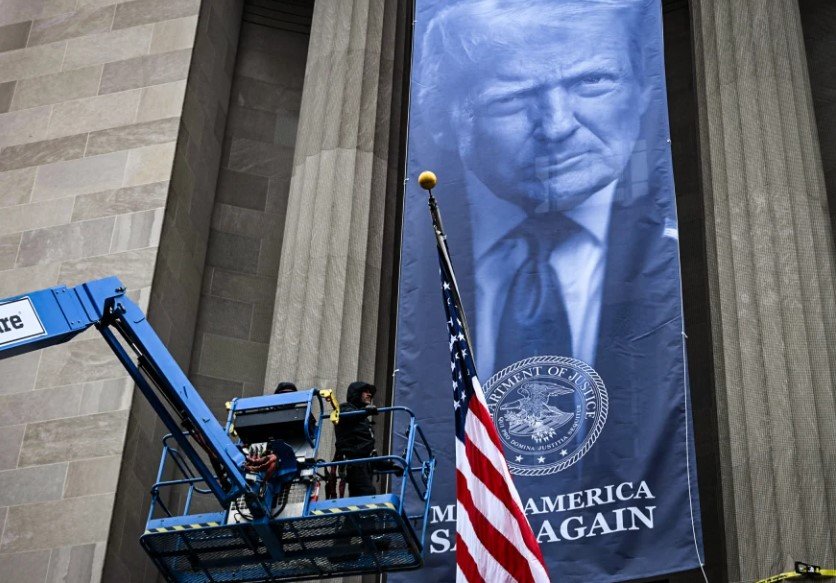 Një banderolë e madhe e Trump vendoset në selinë e Departamentit të Drejtësisë