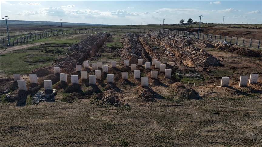 Gati 1 000 varre të paidentifikuara presin për identifikim pranë kampit Al Hol në Siri