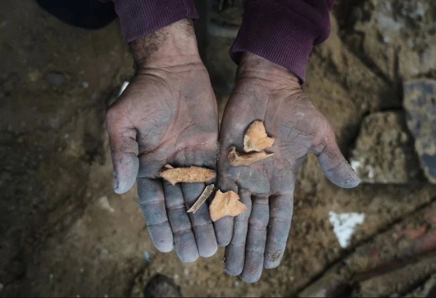 Mes rrënojave të shtëpisë së tij  një baba në Gaza kërkon eshtrat e familjarëve