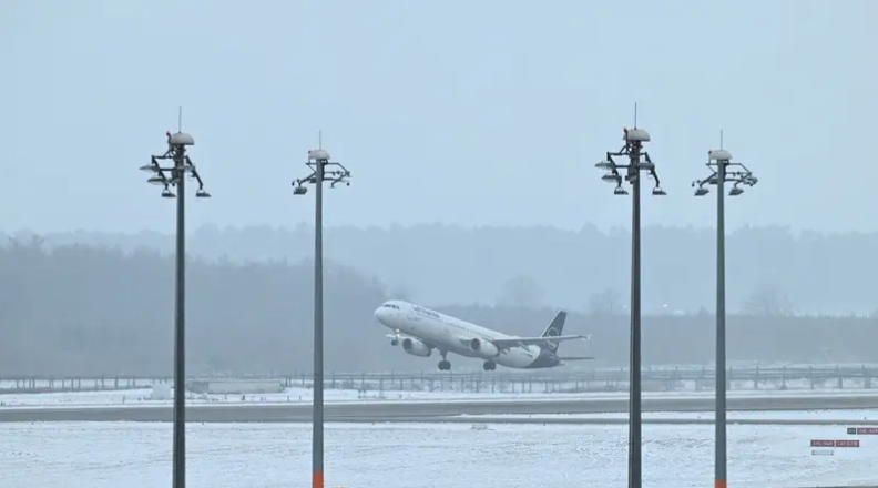 Prezenca e akullit mbyll aeroportin e Berlinit  pasagjerët paralajmërohen për anulime fluturimesh