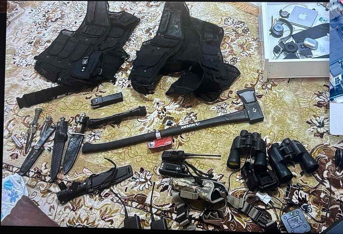 Kapen armë dhe municione gjatë bastisjeve në Tetovë  Arrestohen dy persona  njëri kishte kërcënuar në internet se do kryente vrasje masive