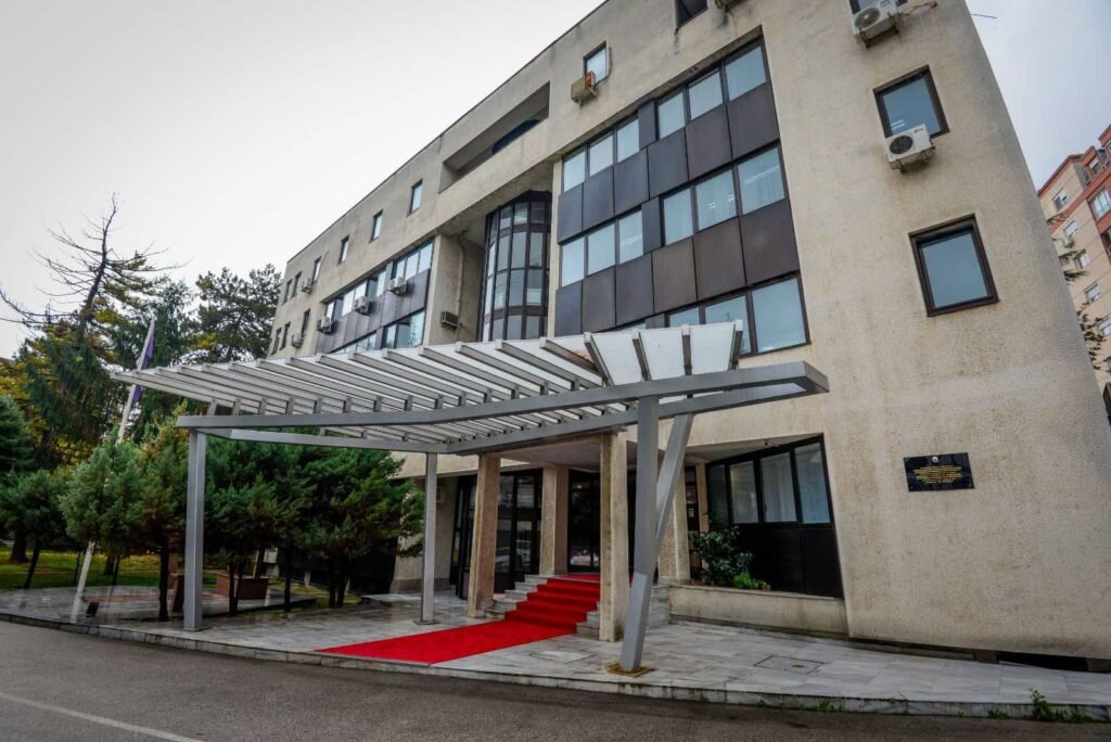 Kallëzim penal ndaj një policit në Gjorçe Petrov  Zbuloi sekretet zyrtare duke i dërguar video një të burgosuri