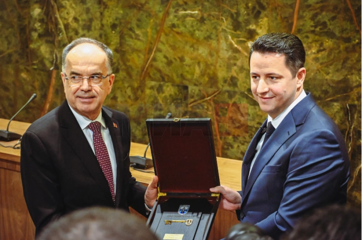 Presidenti i Shqipërisë Bajram Begaj nderohet me  Çelësin e Qytetit  në Gostivar