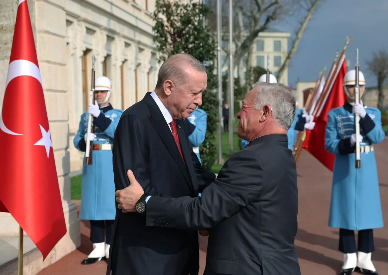 Presidenti turk Erdogan pret Mbretin Abdullah të Jordanisë në Stamboll