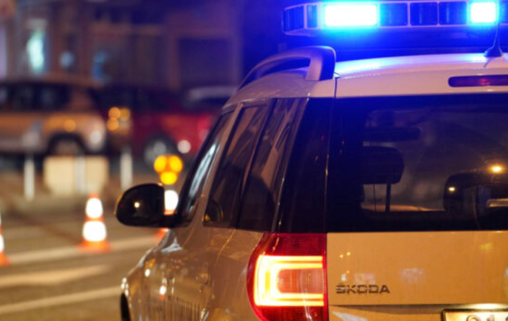 Privohet nga liria nëpunësi policor  voziste pa patentë shoferi