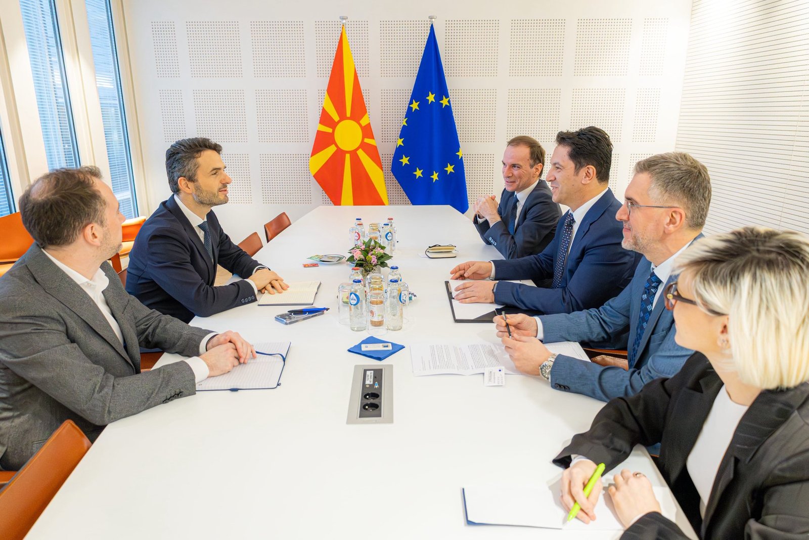 Zv kryeministri i parë Bekim Sali takon eurodeputetin Matej Tonin gjatë vizitës në Bruksel