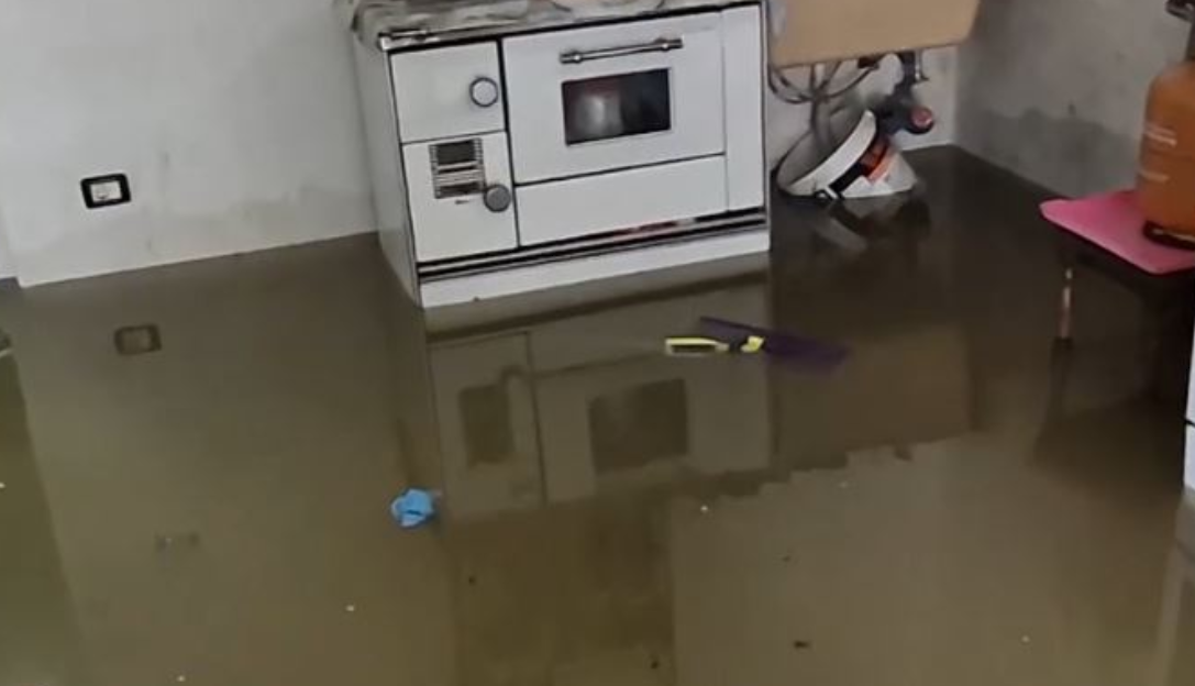 Vërshime në Forinë të Gostivarit  Banorët përballen me dëme të mëdha  komuna formon shtab krize