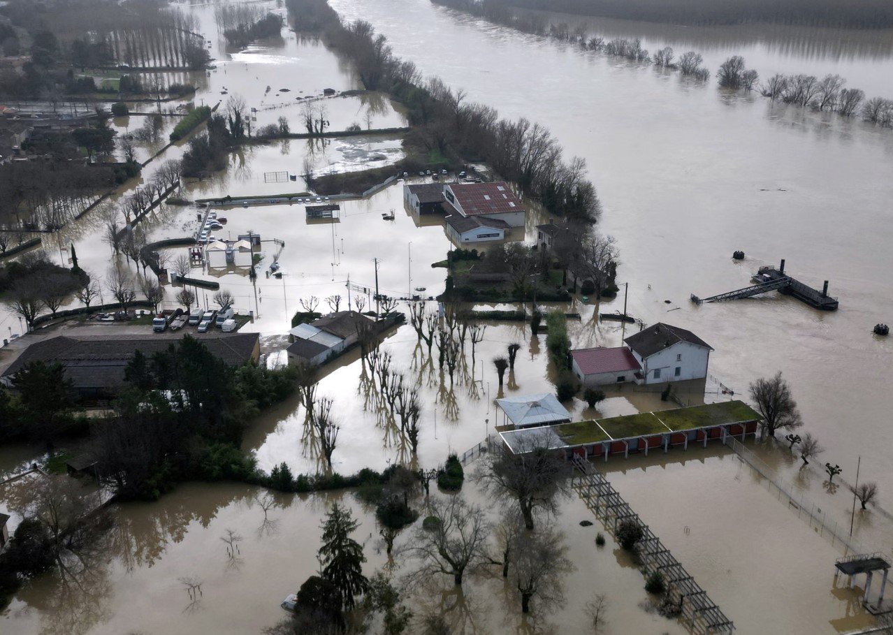 Përmbytje në disa zona  Franca lëshon alarm të kuq