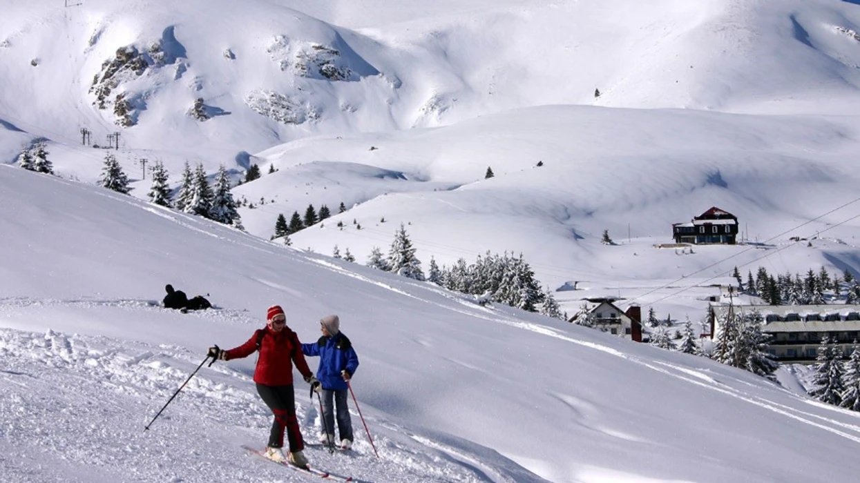 Lëndohet një skiator nga Danimarka në një ortek në Kodrën e Diellit