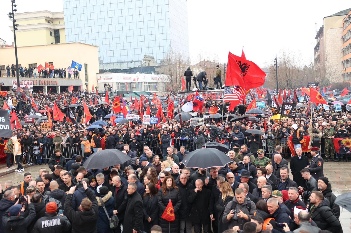 Përfundon marshi i madh në mbështetje të ish krerëve të UÇK së  mijëra qytetarë kërkojnë drejtësi