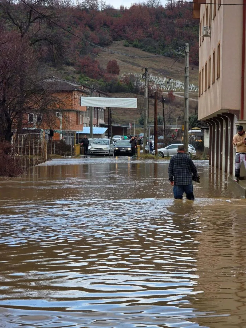 Reshjet intensive përmbytin fshatrat Bukoviç  Arnaqi dhe Semenisht të Sarajit