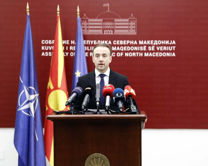 Stojanoski  Ndryshime të propozuara ligjore ku pagat e funksionarëve ulen për 10 13 mijë denarë  fondet mbeten për qytetarët