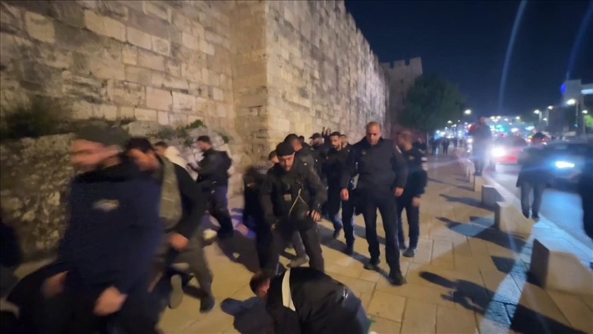 Policia izraelite sulmon palestinezët që tentuan të falin teravinë pranë Xhamisë Al Aksa